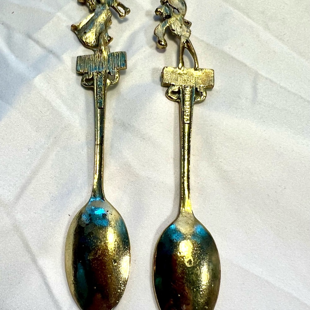 Lot of two Collectible Gold tone souvenir Spoons, with dancing figure on top. - Picture 5 of 8